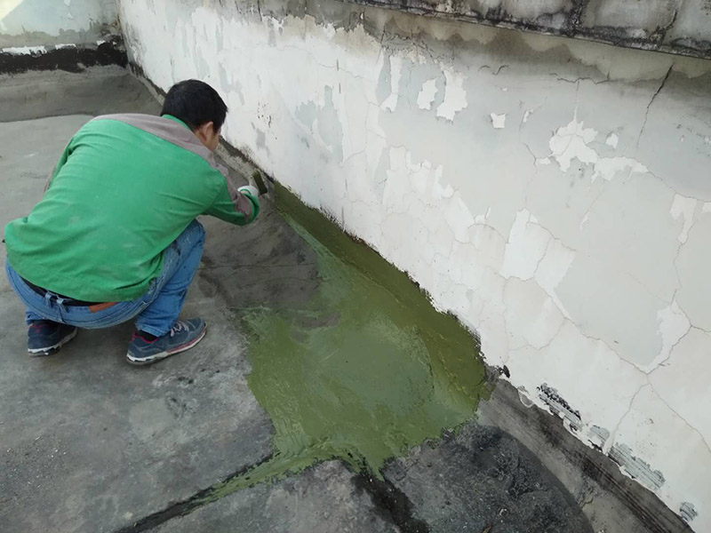 樓頂陽(yáng)臺(tái)刷防水：開(kāi)放式的陽(yáng)臺(tái)在暴雨來(lái)臨時(shí)容易進(jìn)水，為了防止雨水進(jìn)入室內(nèi)，因此我們?cè)陉?yáng)臺(tái)裝修時(shí)，需要有一定坡度，保證水能順利流向排水孔，不會(huì)進(jìn)入房間。在暴雨天氣下，如果雨量大于地漏的排水能力時(shí)，就會(huì)在陽(yáng)臺(tái)地面出現(xiàn)大量積水，容易導(dǎo)致積水進(jìn)入室內(nèi)，因此我們?cè)谶x購(gòu)陽(yáng)臺(tái)地漏的時(shí)，最好選擇排水量大且順暢的地漏。通常陽(yáng)臺(tái)的防水層都在外層，需要受到陽(yáng)光暴曬、雨水侵蝕、嚴(yán)寒酷暑等自然天氣的考驗(yàn)，如果沒(méi)有出色的性能和良好的保護(hù)措施，他的使用年限會(huì)大大縮短。因此，我們?cè)谶x購(gòu)防水材料時(shí)，需要選擇強(qiáng)度高、耐老化的防水涂料。