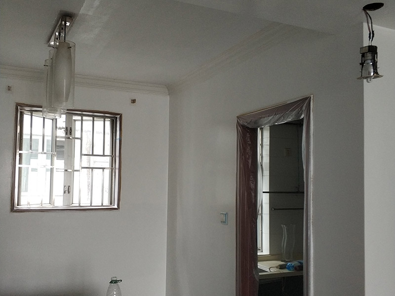 墻面翻新，地面保護：為了避免施工中磕碰到業(yè)主的家俱等物件，特地將這些物件搬到房屋中間。很快房間內(nèi)可以搬動的物件，就都搬到了房屋的中間位置。為了避免涂料意外滴上，包上了保護膜。在鏟除舊墻面時還會留心用小托盤接住，以免弄臟業(yè)主家的地面。將踢腳線等與墻面接觸的位置及地面做好遮蔽，以免將涂料碰到木器上。 墻面應先除掉浮灰，鏟除起砂翹皮的位置;對油污的位置，應先將原有涂層鏟掉，不能鏟掉的要徹底清洗干凈。選用顆粒細度較大和質(zhì)地較硬的膩子刮凃，底漆必須要刷勻，保證墻面每個地方都刷到，如果墻面吃漆量較多，底漆最好適當?shù)募右稽c水，以保證可以涂刷均勻。這里上漆的量就是通常上的上漆工作了，不能加過量的水，會對漆膜厚度、手感和漆膜的硬度等產(chǎn)生影響。
