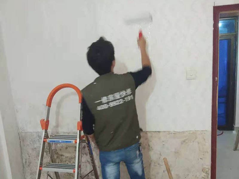 墻面滾漆：毛坯的墻體或者已經(jīng)做好1道膩?zhàn)訉拥姆孔?，基層要求基層必須平整?jiān)固。不得有粉化、起砂、空鼓、脫落等現(xiàn)象?；鶎硬黄胶涂油菝鎽?yīng)該配套膩?zhàn)庸纹健ｊ庩?yáng)角必須通過(guò)彈墨線來(lái)找垂直的鋁通來(lái)衡量水平垂直的整度。后一遍膩?zhàn)討?yīng)在前一遍膩?zhàn)油耆珊蠓侥苁┕ぁ?刮膩?zhàn)雍?，總有些高低不平，或者基層不是很平整的面。這個(gè)時(shí)候，需要砂紙出動(dòng)，進(jìn)行手工的打磨，修復(fù)。中間還可以用太陽(yáng)燈照明，便于檢查平整度。再用砂紙打磨，不斷的完善。最后就可以進(jìn)行滾的作業(yè)，相對(duì)而言，這是性價(jià)比較高的施工方式。輥涂時(shí)，為避免輥?zhàn)雍圹E，搭接寬度為毛輥長(zhǎng)度的1/4，一般輥涂?jī)杀椋募酒溟g隔應(yīng)2小時(shí)以上，冬季可能需要多點(diǎn)時(shí)間。