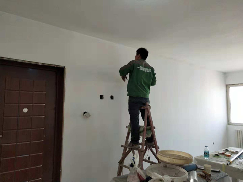 墻面刷面漆：在正式開工之前，還需要進行墻面的全面檢查，看看基層是否牢固平整。如果是舊墻出現(xiàn)漆膜脫落、開裂，需要先進行鏟墻皮或者使用石膏來進行裂縫的修補處理。做到墻面無灰塵、雜物，平整，再使用界面劑進行墻面的涂刷，施工應細致均勻。接著就需要進行刮膩子，將墻面進行找平，這道工序一般涂刷兩遍膩子，不過需要看實際情況來定。在進行第一遍膩子涂刮后，需要自然晾干，再來打磨，最后才是進行第二道膩子涂刮。在施工中，需要注意刮刀力度應一致，才能讓膩子厚度均勻。先是進行底漆的涂刷，這樣做的目的是為了增加面漆的粘結(jié)度。完全干燥后，則可以進行面漆的涂刷施工了。在涂刷前，需要將面漆調(diào)配好，讓顏色一致，這樣涂刷的時候，墻面色澤才能一致。但需要注意的是滾筒施工時，速度應保持一致，這樣漆面才能細膩平滑。