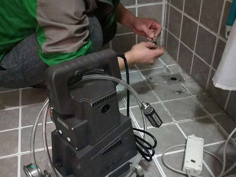 衛(wèi)生間地面注漿防水：注漿堵漏注漿堵漏之清理:詳細檢查、分析滲漏情況，確定灌漿孔位置及間距。清理干凈需要施工的區(qū)域，鑿除砼表面析出物，確保表面干凈。 注漿堵漏之鉆孔:使用鉆孔工具沿孔洞四周鉆泄壓孔，鉆頭直徑為14mm,鉆孔角度宜≦45°，鉆孔深度≦結(jié)構(gòu)厚度的2/3，鉆孔必須斜穿過主漏水孔。墻面慢滲則分別在滲水面鉆梅花孔。用清洗機沖洗灌漿孔，直至灌漿孔出水清澈則可進行下一步工作。 注漿堵漏之埋嘴:觀察主漏水孔的壓力，水流不急壓力不大時可用快干堵漏劑埋注灌漿止水針頭。當結(jié)構(gòu)達到一定的強度沒有滲漏時，其它泄水孔分別安裝膨脹止水針頭，用專用內(nèi)六角扳手擰緊，使灌漿嘴周圍與鉆孔之間無空隙，不漏水。單孔逐一連續(xù)進行。當相鄰孔開始出漿后，保持壓力3~5分鐘，即可停止本孔灌漿，改注相鄰灌漿孔。 待所有的孔都灌完后，回到先前靠前個灌漿孔，再次灌漿以保證壓力較大化。