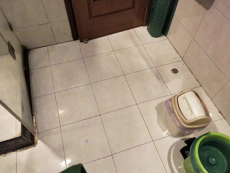 衛(wèi)生間地面注漿防水：注漿堵漏注漿堵漏之清理:詳細檢查、分析滲漏情況，確定灌漿孔位置及間距。清理干凈需要施工的區(qū)域，鑿除砼表面析出物，確保表面干凈。 注漿堵漏之鉆孔:使用鉆孔工具沿孔洞四周鉆泄壓孔，鉆頭直徑為14mm,鉆孔角度宜≦45°，鉆孔深度≦結(jié)構(gòu)厚度的2/3，鉆孔必須斜穿過主漏水孔。墻面慢滲則分別在滲水面鉆梅花孔。用清洗機沖洗灌漿孔，直至灌漿孔出水清澈則可進行下一步工作。 注漿堵漏之埋嘴:觀察主漏水孔的壓力，水流不急壓力不大時可用快干堵漏劑埋注灌漿止水針頭。當結(jié)構(gòu)達到一定的強度沒有滲漏時，其它泄水孔分別安裝膨脹止水針頭，用專用內(nèi)六角扳手擰緊，使灌漿嘴周圍與鉆孔之間無空隙，不漏水。單孔逐一連續(xù)進行。當相鄰孔開始出漿后，保持壓力3~5分鐘，即可停止本孔灌漿，改注相鄰灌漿孔。 待所有的孔都灌完后，回到先前靠前個灌漿孔，再次灌漿以保證壓力較大化。