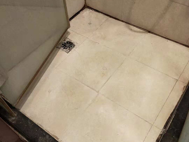 衛(wèi)生間地面注漿防水：注漿堵漏注漿堵漏之清理:詳細檢查、分析滲漏情況，確定灌漿孔位置及間距。清理干凈需要施工的區(qū)域，鑿除砼表面析出物，確保表面干凈。 注漿堵漏之鉆孔:使用鉆孔工具沿孔洞四周鉆泄壓孔，鉆頭直徑為14mm,鉆孔角度宜≦45°，鉆孔深度≦結(jié)構(gòu)厚度的2/3，鉆孔必須斜穿過主漏水孔。墻面慢滲則分別在滲水面鉆梅花孔。用清洗機沖洗灌漿孔，直至灌漿孔出水清澈則可進行下一步工作。 注漿堵漏之埋嘴:觀察主漏水孔的壓力，水流不急壓力不大時可用快干堵漏劑埋注灌漿止水針頭。當結(jié)構(gòu)達到一定的強度沒有滲漏時，其它泄水孔分別安裝膨脹止水針頭，用專用內(nèi)六角扳手擰緊，使灌漿嘴周圍與鉆孔之間無空隙，不漏水。單孔逐一連續(xù)進行。當相鄰孔開始出漿后，保持壓力3~5分鐘，即可停止本孔灌漿，改注相鄰灌漿孔。 待所有的孔都灌完后，回到先前靠前個灌漿孔，再次灌漿以保證壓力較大化。