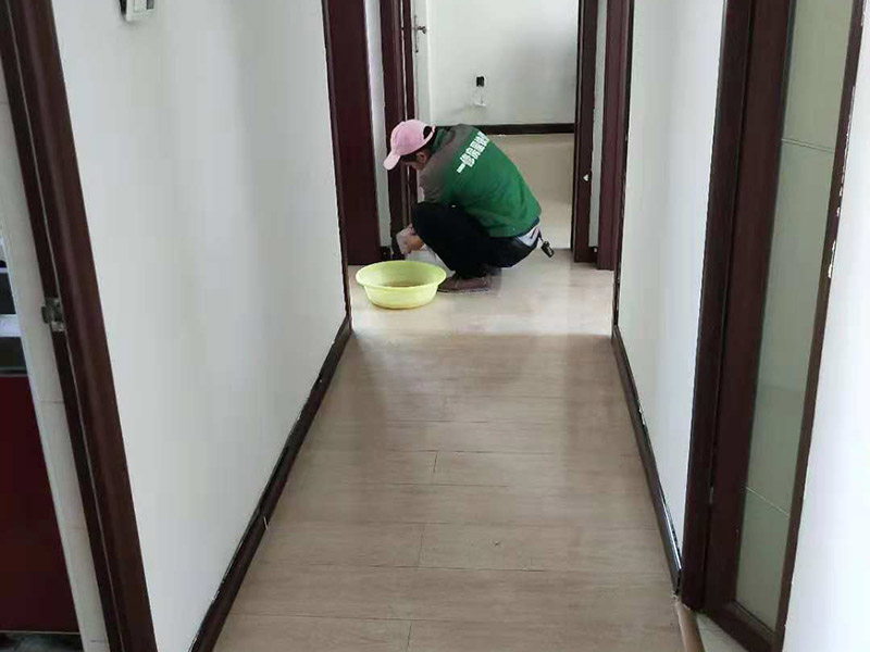 現(xiàn)場(chǎng)衛(wèi)生打掃：局部裝修就是那個(gè)位置維修了就打掃那個(gè)位置，整體裝修就將大至的裝修垃圾裝袋清掃，但細(xì)致的衛(wèi)生打掃請(qǐng)找專(zhuān)業(yè)的保潔。