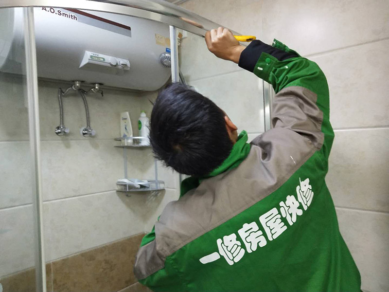 衛(wèi)生間瓷磚淋浴房打膠：首先找到淋浴房要打膠的位置，先清除舊膠的殘留物，然后對打膠部分進(jìn)行清理，不要用水，盡量是干式清理。開始進(jìn)行打膠，從角落開始，沿著這條邊進(jìn)行按壓膠槍，膠水不需要太多，打的太多都是浪費(fèi)。從頭到尾進(jìn)行抹平，讓膠水充分融入縫隙中，而且膠水的外形也比較美觀。特別是兩個角上，要向上延伸，兩邊角落處可稍微多打一些膠，這樣就完成了。