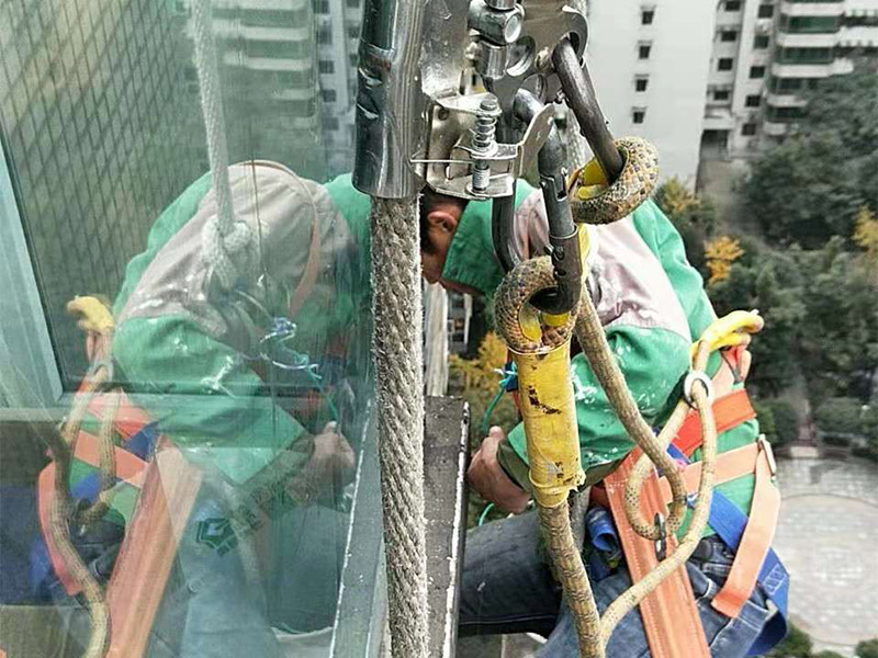 高空外墻施工：1、目前外墻粉刷主要有兩種方式：吊板方式和吊籃方式。 2、吊板方式是用吊繩、吊板將人吊到工作位置進(jìn)行清洗。一般的大樓都可以用這種方式進(jìn)行清洗，但是這種方式的操作必須使安全措施到位，否則危險(xiǎn)性很大，造成傷亡事故的都是因安全措施不到位造成的。 3、墻面破損、裂縫、不平整等部位在底涂前用外墻耐水膩?zhàn)有扪a(bǔ)平整。每次批刮膩?zhàn)拥暮穸瓤刂圃?mm之內(nèi)，批刮膩?zhàn)拥目偤穸炔怀^(guò)5mm。膩?zhàn)討?yīng)堅(jiān)實(shí)牢固，不得粉化、起皮或干裂。 4、干后，要用砂紙打磨平整，再用濕布將膩?zhàn)由系母』夷ㄈ?，并盡快涂漆，以免再次落灰。