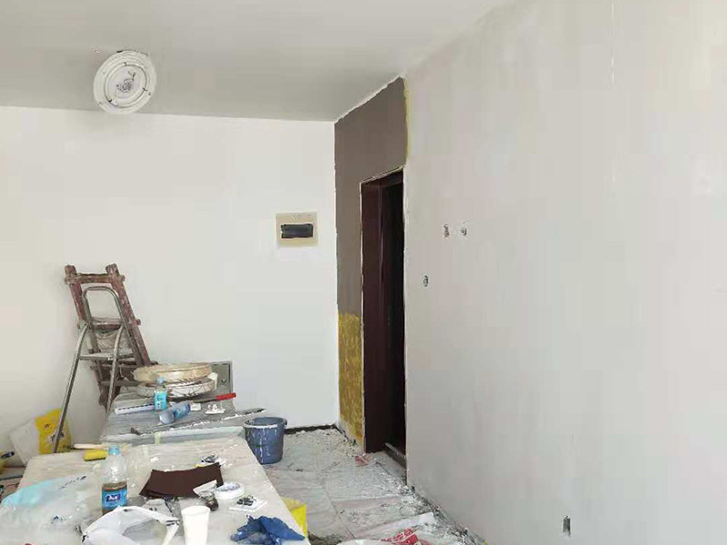 客廳墻面改造：在施工之前，首先要對(duì)墻面進(jìn)行清理，確?；鶎拥钠秸饣?。將基層表面進(jìn)行完全清除，做到墻面無(wú)灰塵，再進(jìn)行界面劑的施工，涂刷厚度應(yīng)均勻，這樣做的目的是將基層完全密閉住，同時(shí)增加著附力。然后對(duì)墻面進(jìn)行找平處理，可以通過(guò)專門檢測(cè)工具來(lái)進(jìn)行平整度的確定，如果存在不平的地方，應(yīng)使用石膏來(lái)進(jìn)行補(bǔ)平。然后在進(jìn)行刮膩?zhàn)拥氖┕げ襟E，一般刮完兩遍即可，如果不太平整的區(qū)域需要多刮幾次，每次膩?zhàn)邮┕ぃ瑧?yīng)進(jìn)行充分的間隔。當(dāng)膩?zhàn)庸魏煤?，接著就需要進(jìn)行油漆的施工，最先上底漆，目的主要是提高墻面的防水防潮性，還增加面漆的粘結(jié)效果。等墻面完全干透后，還需進(jìn)行打磨的處理，使用細(xì)砂紙將墻面一一打磨，這樣會(huì)讓墻面看起來(lái)更平滑。在施工中，可以用手觸摸，感受下墻面的光滑感。
