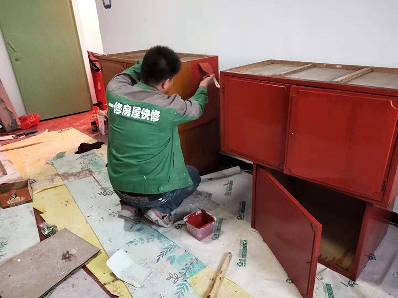 首先要明白，并不是所有舊家具都適合刷漆翻新的，有些板式家具的表面往往黏合著一層三聚氰胺板，很難剝離，在板材表面刷漆的附著力也較差，很難達(dá)到預(yù)期效果。相比之下，實(shí)木類家具更適合刷漆翻新。