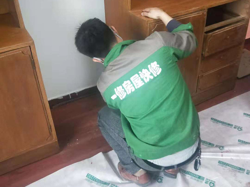 首先要明白，并不是所有舊家具都適合刷漆翻新的，有些板式家具的表面往往黏合著一層三聚氰胺板，很難剝離，在板材表面刷漆的附著力也較差，很難達(dá)到預(yù)期效果。相比之下，實(shí)木類家具更適合刷漆翻新。