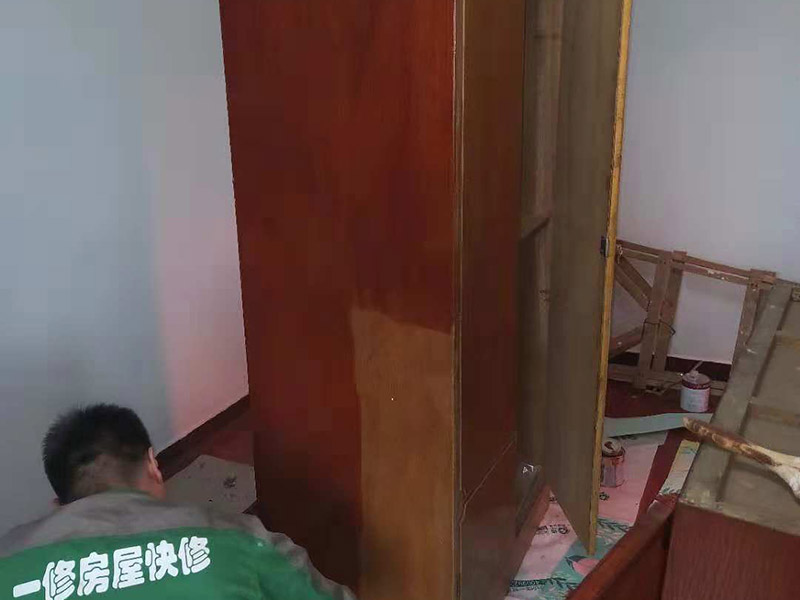 家具刷漆翻新：舊家具刷漆的方法比較簡單，但是在刷漆之前要對原來的表面進(jìn)行打磨，將原有的漆面去掉，可以用砂布進(jìn)行。翻新舊家具有很多需要注意的問題，首先是顏色的選擇，最好選擇和舊家具原有的顏色一致或者相近的顏色，不然翻新的效果可能不是很好。油漆的選擇也比較重要，因?yàn)榧揖叻乱话愣际窃谑覂?nèi)進(jìn)行，所以一定要選擇環(huán)保的油漆，以免對室內(nèi)的環(huán)境造成污染。