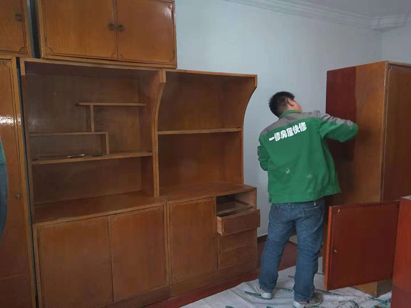 家具刷漆翻新：舊家具刷漆的方法比較簡單，但是在刷漆之前要對原來的表面進(jìn)行打磨，將原有的漆面去掉，可以用砂布進(jìn)行。翻新舊家具有很多需要注意的問題，首先是顏色的選擇，最好選擇和舊家具原有的顏色一致或者相近的顏色，不然翻新的效果可能不是很好。油漆的選擇也比較重要，因?yàn)榧揖叻乱话愣际窃谑覂?nèi)進(jìn)行，所以一定要選擇環(huán)保的油漆，以免對室內(nèi)的環(huán)境造成污染。