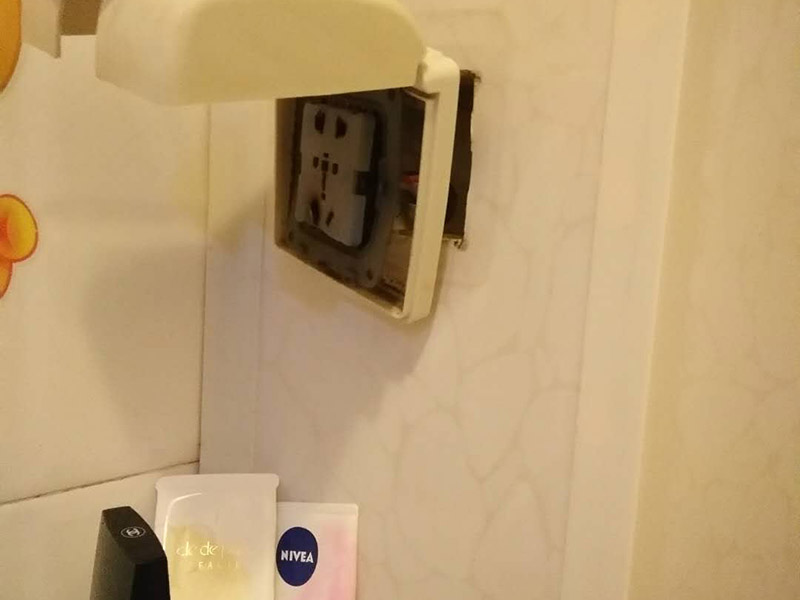 浴室插座熱水器維修：首先，我們要先看看漏電保護(hù)器上的指示燈是否亮著，這是電熱水器維修中的第一步。如果家里的電熱水器沒(méi)有安裝漏電保護(hù)開(kāi)關(guān)，就要注意查看熱水器機(jī)殼上的指示燈，如果燈沒(méi)亮，可能就是電源的電壓沒(méi)有輸出，或者是漏電保護(hù)器壞了。如果燈是亮著的，可以用螺絲釘打開(kāi)熱水器的蓋子，檢查內(nèi)部結(jié)構(gòu)是否出現(xiàn)故障。熱水器作為用電功率比較大的電器，有時(shí)候連接電線會(huì)比較容易老化或者是戎毀，當(dāng)確定上面的維修步驟中都沒(méi)發(fā)現(xiàn)任何問(wèn)題時(shí)，就要注意檢查是不是連接線端子和接頭有沒(méi)有被燒毀，發(fā)現(xiàn)之后要立即更換新的連接線，確保電熱水器正常工作。