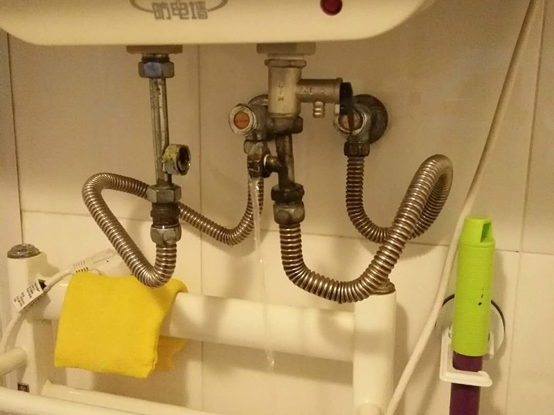 浴室插座熱水器維修：首先，我們要先看看漏電保護(hù)器上的指示燈是否亮著，這是電熱水器維修中的第一步。如果家里的電熱水器沒(méi)有安裝漏電保護(hù)開(kāi)關(guān)，就要注意查看熱水器機(jī)殼上的指示燈，如果燈沒(méi)亮，可能就是電源的電壓沒(méi)有輸出，或者是漏電保護(hù)器壞了。如果燈是亮著的，可以用螺絲釘打開(kāi)熱水器的蓋子，檢查內(nèi)部結(jié)構(gòu)是否出現(xiàn)故障。熱水器作為用電功率比較大的電器，有時(shí)候連接電線會(huì)比較容易老化或者是戎毀，當(dāng)確定上面的維修步驟中都沒(méi)發(fā)現(xiàn)任何問(wèn)題時(shí)，就要注意檢查是不是連接線端子和接頭有沒(méi)有被燒毀，發(fā)現(xiàn)之后要立即更換新的連接線，確保電熱水器正常工作。