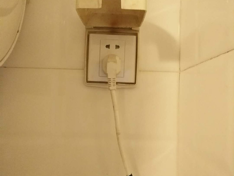浴室插座熱水器維修：首先，我們要先看看漏電保護(hù)器上的指示燈是否亮著，這是電熱水器維修中的第一步。如果家里的電熱水器沒(méi)有安裝漏電保護(hù)開(kāi)關(guān)，就要注意查看熱水器機(jī)殼上的指示燈，如果燈沒(méi)亮，可能就是電源的電壓沒(méi)有輸出，或者是漏電保護(hù)器壞了。如果燈是亮著的，可以用螺絲釘打開(kāi)熱水器的蓋子，檢查內(nèi)部結(jié)構(gòu)是否出現(xiàn)故障。熱水器作為用電功率比較大的電器，有時(shí)候連接電線會(huì)比較容易老化或者是戎毀，當(dāng)確定上面的維修步驟中都沒(méi)發(fā)現(xiàn)任何問(wèn)題時(shí)，就要注意檢查是不是連接線端子和接頭有沒(méi)有被燒毀，發(fā)現(xiàn)之后要立即更換新的連接線，確保電熱水器正常工作。