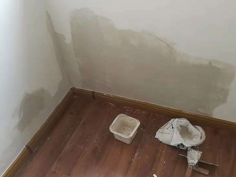 墻面局部維修：在進行墻面局部翻新前，墻面基底處理一定要做好,對于粉化嚴重的要進行鏟除,再抹上一層白水泥。對于原來墻面過于光滑的，要進行打磨處理,對于粘結(jié)不牢的表皮要進行祛除，便于涂層材料與墻體表面的結(jié)合。 墻面底漆的涂刷是為了抗堿防潮、封固基材同時對于面漆的質(zhì)感與遮蓋力也有所提高。對于墻面局部翻新工程，底漆是十分必要的,如果忽略了刷底漆，直接使用面漆的話,一段時間后墻面容易出現(xiàn)起泡、發(fā)霉等現(xiàn)象。