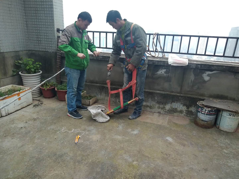 窗戶打膠高空作業(yè)： 1、從事高處作業(yè)的人員必須持證上崗，并認(rèn)真遵守安全施工規(guī)定，衣著要靈活，禁止穿硬底和帶釘易滑的鞋。 2、從事高處作業(yè)人員應(yīng)每年進(jìn)行一次體檢，患有心臟病、高血壓、精神病、癲癇病者不準(zhǔn)從事高空作業(yè)。 3、高處作業(yè)要設(shè)防護(hù)欄桿，支持安全網(wǎng)和安裝防護(hù)門，操作人員要系安全帶。 4、高處作業(yè)物料要堆放平穩(wěn)，不可放置在臨邊和洞口附進(jìn)、凡有墜落可能的，要及時撤出或固定以防跌落傷人。 5、發(fā)現(xiàn)安全設(shè)施有缺陷或隱患，應(yīng)及時報告處理，對危及人身安全的，必須停止施工，消險后再進(jìn)行高處作業(yè)。 6、任何人不允許移動和擅自拆除安全標(biāo)志，確實因工作需要須經(jīng)工長批準(zhǔn)后移動和拆除，之后重新安裝好。 7、冬季施工要采取可靠的防滑、防寒、防凍、防是毒、防火安全措施。 8、高呼上作業(yè)安全設(shè)施要經(jīng)常檢查，處于良好狀態(tài)。 梯子不得缺檔，不得墊高使用，橫檔間距以30mm為宜，使用時上端要扎牢，下端采取防滑措施，禁止二人同在梯上作業(yè)，如接長使用，應(yīng)綁扎牢固。在通道處使用梯子，應(yīng)有人監(jiān)護(hù)或設(shè)置圍欄。 9、在進(jìn)行高處作業(yè)時，應(yīng)結(jié)合工程特點，相應(yīng)地制定各種安全防護(hù)技術(shù)措施。 10、每個工程項目在編制施工組織設(shè)計和施工方案時，要列入該項目所涉及到高處作業(yè)的各項安全技術(shù)措施，并盡量采取地面作業(yè)，減少各種高處作業(yè)。等等