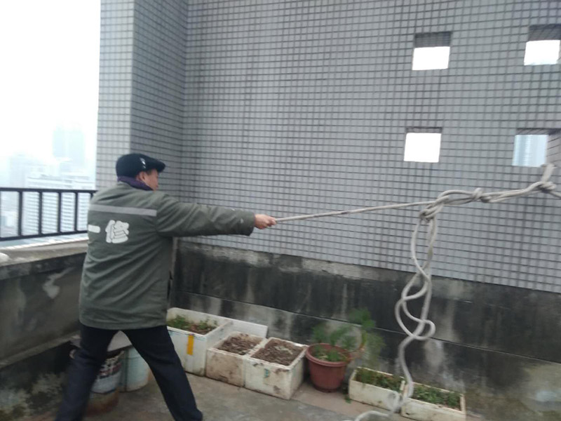 窗戶打膠高空作業(yè)： 1、從事高處作業(yè)的人員必須持證上崗，并認(rèn)真遵守安全施工規(guī)定，衣著要靈活，禁止穿硬底和帶釘易滑的鞋。 2、從事高處作業(yè)人員應(yīng)每年進(jìn)行一次體檢，患有心臟病、高血壓、精神病、癲癇病者不準(zhǔn)從事高空作業(yè)。 3、高處作業(yè)要設(shè)防護(hù)欄桿，支持安全網(wǎng)和安裝防護(hù)門，操作人員要系安全帶。 4、高處作業(yè)物料要堆放平穩(wěn)，不可放置在臨邊和洞口附進(jìn)、凡有墜落可能的，要及時撤出或固定以防跌落傷人。 5、發(fā)現(xiàn)安全設(shè)施有缺陷或隱患，應(yīng)及時報告處理，對危及人身安全的，必須停止施工，消險后再進(jìn)行高處作業(yè)。 6、任何人不允許移動和擅自拆除安全標(biāo)志，確實因工作需要須經(jīng)工長批準(zhǔn)后移動和拆除，之后重新安裝好。 7、冬季施工要采取可靠的防滑、防寒、防凍、防是毒、防火安全措施。 8、高呼上作業(yè)安全設(shè)施要經(jīng)常檢查，處于良好狀態(tài)。 梯子不得缺檔，不得墊高使用，橫檔間距以30mm為宜，使用時上端要扎牢，下端采取防滑措施，禁止二人同在梯上作業(yè)，如接長使用，應(yīng)綁扎牢固。在通道處使用梯子，應(yīng)有人監(jiān)護(hù)或設(shè)置圍欄。 9、在進(jìn)行高處作業(yè)時，應(yīng)結(jié)合工程特點，相應(yīng)地制定各種安全防護(hù)技術(shù)措施。 10、每個工程項目在編制施工組織設(shè)計和施工方案時，要列入該項目所涉及到高處作業(yè)的各項安全技術(shù)措施，并盡量采取地面作業(yè)，減少各種高處作業(yè)。等等