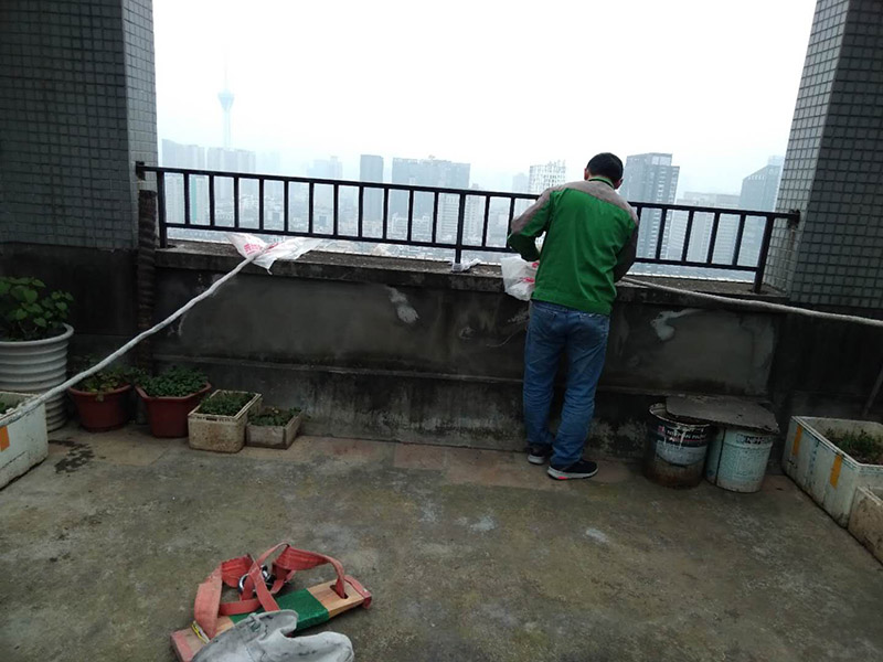 窗戶打膠高空作業(yè)： 1、從事高處作業(yè)的人員必須持證上崗，并認(rèn)真遵守安全施工規(guī)定，衣著要靈活，禁止穿硬底和帶釘易滑的鞋。 2、從事高處作業(yè)人員應(yīng)每年進(jìn)行一次體檢，患有心臟病、高血壓、精神病、癲癇病者不準(zhǔn)從事高空作業(yè)。 3、高處作業(yè)要設(shè)防護(hù)欄桿，支持安全網(wǎng)和安裝防護(hù)門，操作人員要系安全帶。 4、高處作業(yè)物料要堆放平穩(wěn)，不可放置在臨邊和洞口附進(jìn)、凡有墜落可能的，要及時撤出或固定以防跌落傷人。 5、發(fā)現(xiàn)安全設(shè)施有缺陷或隱患，應(yīng)及時報告處理，對危及人身安全的，必須停止施工，消險后再進(jìn)行高處作業(yè)。 6、任何人不允許移動和擅自拆除安全標(biāo)志，確實因工作需要須經(jīng)工長批準(zhǔn)后移動和拆除，之后重新安裝好。 7、冬季施工要采取可靠的防滑、防寒、防凍、防是毒、防火安全措施。 8、高呼上作業(yè)安全設(shè)施要經(jīng)常檢查，處于良好狀態(tài)。 梯子不得缺檔，不得墊高使用，橫檔間距以30mm為宜，使用時上端要扎牢，下端采取防滑措施，禁止二人同在梯上作業(yè)，如接長使用，應(yīng)綁扎牢固。在通道處使用梯子，應(yīng)有人監(jiān)護(hù)或設(shè)置圍欄。 9、在進(jìn)行高處作業(yè)時，應(yīng)結(jié)合工程特點，相應(yīng)地制定各種安全防護(hù)技術(shù)措施。 10、每個工程項目在編制施工組織設(shè)計和施工方案時，要列入該項目所涉及到高處作業(yè)的各項安全技術(shù)措施，并盡量采取地面作業(yè)，減少各種高處作業(yè)。等等