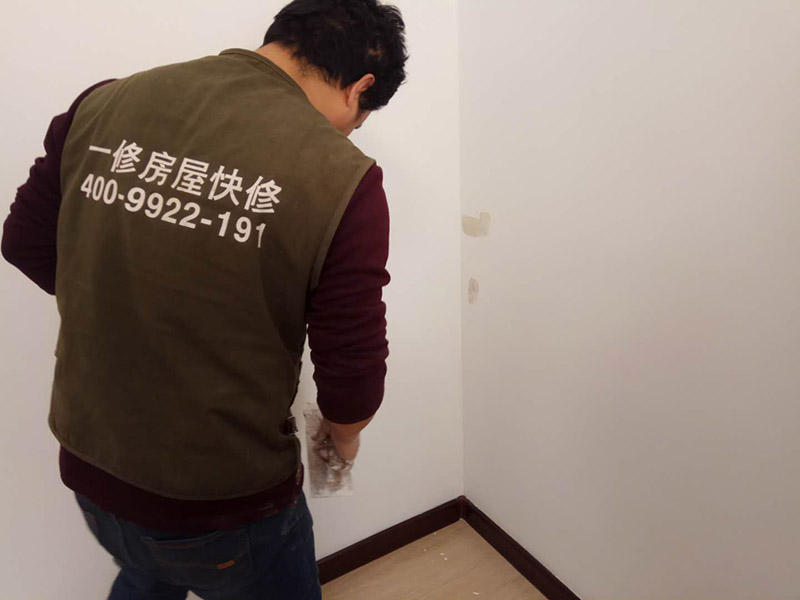 局部乳膠漆修補：內墻粉刷：檢查、成品保護、封固層施工、厚找平施工、精找平施工、底漆施工、面漆施工、完工檢查。 毛胚墻基層必須平整，陰陽角、墻面要進行檢查，第一遍膩子干透才能施工，要選擇袋裝粉狀加水使用的成品膩子。 乳膠漆施工：輥涂難度低、性價比高。噴涂效果好、廢料、成本高、不宜修補；刷涂省料、費時、不宜大面積施工。