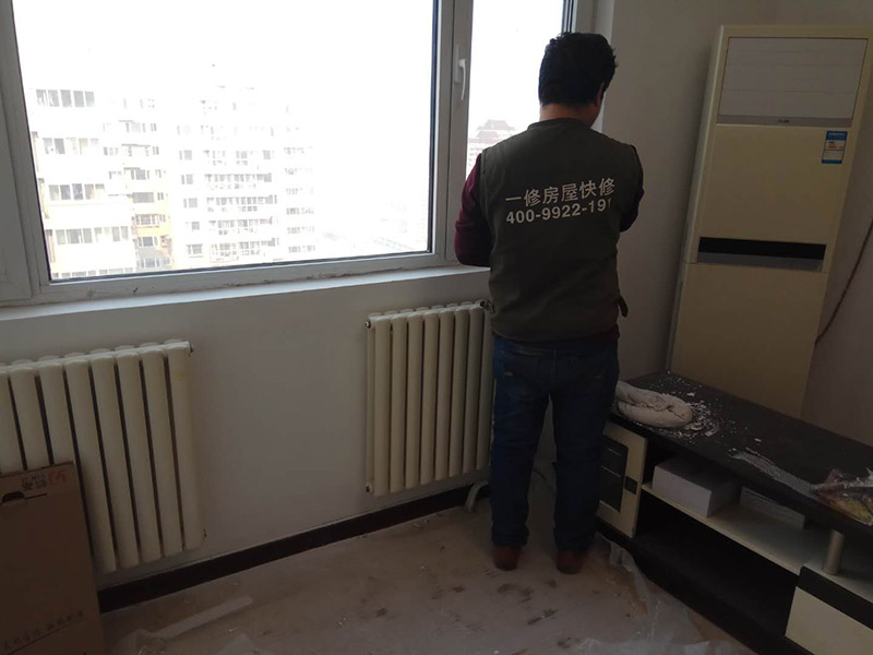 局部乳膠漆修補：內墻粉刷：檢查、成品保護、封固層施工、厚找平施工、精找平施工、底漆施工、面漆施工、完工檢查。 毛胚墻基層必須平整，陰陽角、墻面要進行檢查，第一遍膩子干透才能施工，要選擇袋裝粉狀加水使用的成品膩子。 乳膠漆施工：輥涂難度低、性價比高。噴涂效果好、廢料、成本高、不宜修補；刷涂省料、費時、不宜大面積施工。