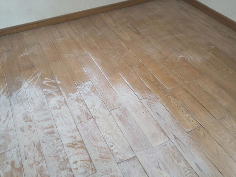木地板打磨：地板翻新第一步，使用大型地板翻新機(jī)械數(shù)次打磨除去漆層、表層1-2毫米。注意用40目、80目和120目不同粗細(xì)的砂紙逐次打磨三次，目數(shù)越大，砂紙顆粒越小，打磨留下的劃痕越不明顯，確保打磨后的表面細(xì)膩光滑。地板打磨完后需再刮膩?zhàn)诱移降匕?，使用與地板漆配套的專用透明底漆膩?zhàn)?，刮在打磨好的地板上待干。刮膩?zhàn)又笤賹?duì)地板進(jìn)行刷底漆或調(diào)色處理。由于實(shí)木表層的紋理都是天然的，無法改變花色，只能調(diào)節(jié)地板顏色的深淺。底漆干了之后再刷面漆，再次干燥之后再用水砂紙仔細(xì)研磨，將地板面層磨至略感粗糙，除去粉屑，刷第二層面漆。最后上蠟拋光養(yǎng)護(hù)