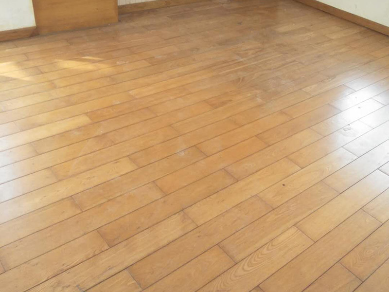 木地板打磨：地板翻新第一步，使用大型地板翻新機(jī)械數(shù)次打磨除去漆層、表層1-2毫米。注意用40目、80目和120目不同粗細(xì)的砂紙逐次打磨三次，目數(shù)越大，砂紙顆粒越小，打磨留下的劃痕越不明顯，確保打磨后的表面細(xì)膩光滑。地板打磨完后需再刮膩?zhàn)诱移降匕?，使用與地板漆配套的專用透明底漆膩?zhàn)樱卧诖蚰ズ玫牡匕迳洗?。刮膩?zhàn)又笤賹?duì)地板進(jìn)行刷底漆或調(diào)色處理。由于實(shí)木表層的紋理都是天然的，無法改變花色，只能調(diào)節(jié)地板顏色的深淺。底漆干了之后再刷面漆，再次干燥之后再用水砂紙仔細(xì)研磨，將地板面層磨至略感粗糙，除去粉屑，刷第二層面漆。最后上蠟拋光養(yǎng)護(hù)