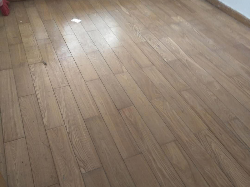 木地板打磨：地板翻新第一步，使用大型地板翻新機(jī)械數(shù)次打磨除去漆層、表層1-2毫米。注意用40目、80目和120目不同粗細(xì)的砂紙逐次打磨三次，目數(shù)越大，砂紙顆粒越小，打磨留下的劃痕越不明顯，確保打磨后的表面細(xì)膩光滑。地板打磨完后需再刮膩?zhàn)诱移降匕?，使用與地板漆配套的專用透明底漆膩?zhàn)?，刮在打磨好的地板上待干。刮膩?zhàn)又笤賹?duì)地板進(jìn)行刷底漆或調(diào)色處理。由于實(shí)木表層的紋理都是天然的，無法改變花色，只能調(diào)節(jié)地板顏色的深淺。底漆干了之后再刷面漆，再次干燥之后再用水砂紙仔細(xì)研磨，將地板面層磨至略感粗糙，除去粉屑，刷第二層面漆。最后上蠟拋光養(yǎng)護(hù)