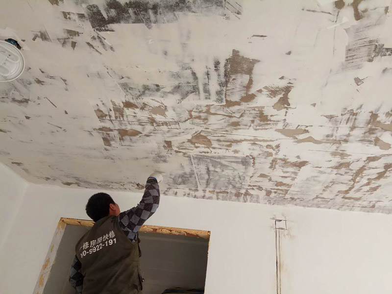 全屋整體改造：1，在新管道和舊管道對(duì)接前，必須檢查舊管是否暢通，如果管道不暢的話必須在對(duì)接前清理干凈，避免日后麻煩。 2，廚房衛(wèi)生間墻磚的拆除，表面找平工作非常重要。廚房衛(wèi)生間墻壁找平工作是很容易被忽略的重要環(huán)節(jié)。 3，墻面施工是要注意的一點(diǎn)。舊墻面在裝修前必須先做好墻面基層的處理，盡量鏟除原始?jí)γ?，再刷乳膠漆，以保證新墻的墻面牢固。 4，老房子原有水路管線布置不合理或腐蝕較多，裝修人員應(yīng)徹底檢查水路。如果原管道為市場(chǎng)上已經(jīng)淘汰鍍鋅管，則必須換成銅管、鋁塑復(fù)合管或PP-R管代替施工。 5，砸墻地磚時(shí)，避免雜物碎片堵塞下水道；只有表層厚度為4毫米的實(shí)木地板、實(shí)木復(fù)合地板和竹地板才能翻新。