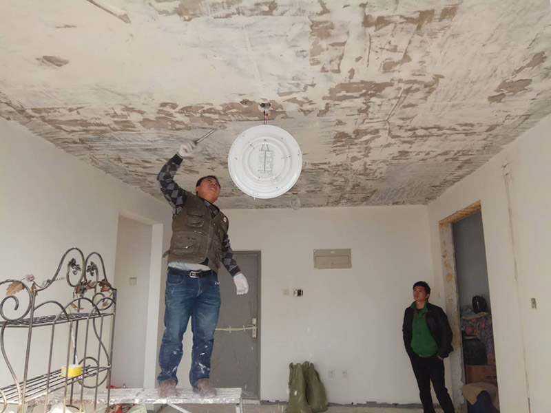 全屋整體改造：1，在新管道和舊管道對(duì)接前，必須檢查舊管是否暢通，如果管道不暢的話必須在對(duì)接前清理干凈，避免日后麻煩。 2，廚房衛(wèi)生間墻磚的拆除，表面找平工作非常重要。廚房衛(wèi)生間墻壁找平工作是很容易被忽略的重要環(huán)節(jié)。 3，墻面施工是要注意的一點(diǎn)。舊墻面在裝修前必須先做好墻面基層的處理，盡量鏟除原始?jí)γ妫偎⑷槟z漆，以保證新墻的墻面牢固。 4，老房子原有水路管線布置不合理或腐蝕較多，裝修人員應(yīng)徹底檢查水路。如果原管道為市場(chǎng)上已經(jīng)淘汰鍍鋅管，則必須換成銅管、鋁塑復(fù)合管或PP-R管代替施工。 5，砸墻地磚時(shí)，避免雜物碎片堵塞下水道；只有表層厚度為4毫米的實(shí)木地板、實(shí)木復(fù)合地板和竹地板才能翻新。