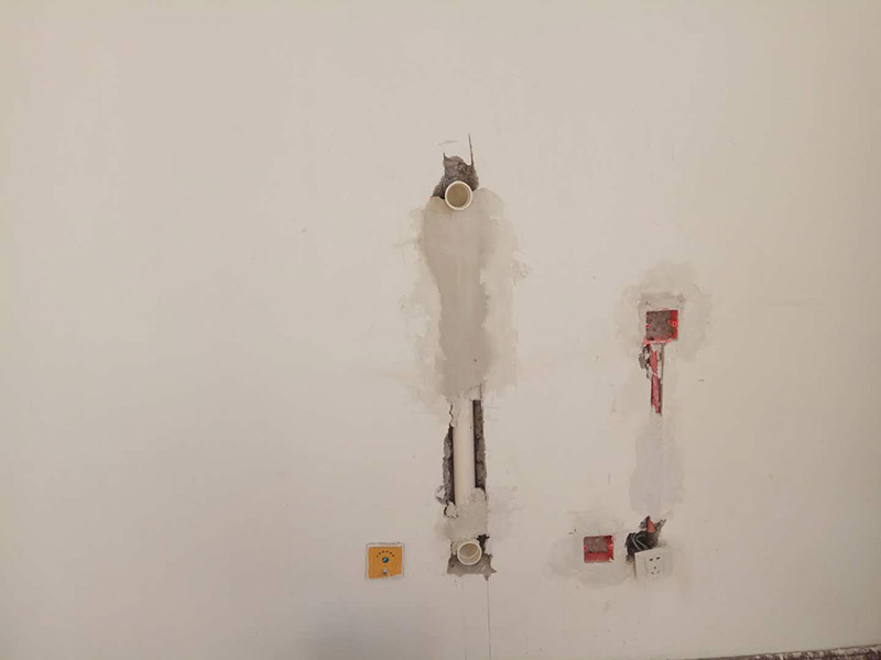 全屋整體改造：1，在新管道和舊管道對(duì)接前，必須檢查舊管是否暢通，如果管道不暢的話必須在對(duì)接前清理干凈，避免日后麻煩。 2，廚房衛(wèi)生間墻磚的拆除，表面找平工作非常重要。廚房衛(wèi)生間墻壁找平工作是很容易被忽略的重要環(huán)節(jié)。 3，墻面施工是要注意的一點(diǎn)。舊墻面在裝修前必須先做好墻面基層的處理，盡量鏟除原始?jí)γ?，再刷乳膠漆，以保證新墻的墻面牢固。 4，老房子原有水路管線布置不合理或腐蝕較多，裝修人員應(yīng)徹底檢查水路。如果原管道為市場(chǎng)上已經(jīng)淘汰鍍鋅管，則必須換成銅管、鋁塑復(fù)合管或PP-R管代替施工。 5，砸墻地磚時(shí)，避免雜物碎片堵塞下水道；只有表層厚度為4毫米的實(shí)木地板、實(shí)木復(fù)合地板和竹地板才能翻新。