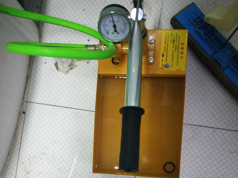 衛(wèi)生間水管打壓測(cè)試：先用軟管將安裝好的冷熱水進(jìn)行連接，將每一處臨時(shí)堵頭擰開(kāi)，進(jìn)行通水，確保所有水管都有通水；再將每一處出水口用堵頭堵住，將水壓機(jī)連接一處出水口，之后進(jìn)行打壓到0.8MPA半小時(shí)之內(nèi)水壓表指針沒(méi)有回落。