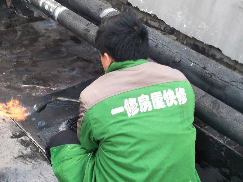 屋頂貼防水卷材：首先做好基礎(chǔ)準(zhǔn)備工作，清理基層，施工前將驗(yàn)收合格的基層表面塵土、建筑雜物清理干凈。接著涂刷基層處理劑，高聚物改性瀝青卷材施工，攪拌均勻后，用長把滾刷均勻涂刷于基層表面上，常溫經(jīng)過4h后，開始鋪貼卷材。熱熔封邊，將卷材搭接處用噴槍加熱，趁熱使二者粘結(jié)牢固，以邊緣擠出瀝青為度；末端收頭用密封膏嵌填嚴(yán)密。防水層蓄水試驗(yàn)，卷材防水層完工后，確認(rèn)做法符合設(shè)計(jì)要求，將所有雨水口堵住，然后灌水，水面應(yīng)高出屋面最高點(diǎn)20㎜，24h后進(jìn)行認(rèn)真觀察，尤其是管根、風(fēng)道根，不滲不漏為合格，否則應(yīng)進(jìn)行返工。