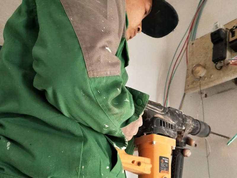 提供玻璃打孔上門服務(wù)的工人不給我家玻璃打孔，他說鋼化玻璃打不了孔真的嗎