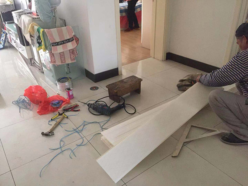 廚房吊頂翻新改造：首先要做的工作就是位置的明確，要確定浴霸安裝在哪里，高度已經(jīng)設(shè)定了以后就要準(zhǔn)備水平度的確定了，首先要做好角線，然后用哪個(gè)螺絲和膠水將角線固定好，尤其是在屋頂轉(zhuǎn)角的地方，一定要拼貼的整齊，不能夠留下任何的痕跡，否則看起來很影響美觀。 吊頂?shù)拇蚩锥ㄎ灰邶埞谴_定以后，才能夠開始準(zhǔn)備用沖擊鉆來打孔，然后按照具體的長度來對(duì)打孔的位置進(jìn)行切割并且進(jìn)行組裝，要將吊桿螺絲擰緊，然后進(jìn)行固定，打孔和對(duì)角線的設(shè)置是可以同步進(jìn)行的。 龍骨的安裝首先要把固定環(huán)拿下來，固定環(huán)是安裝在吊桿螺絲下面的，然后在安裝的時(shí)候，將三角龍骨安裝在主龍骨上面，然后開始進(jìn)行調(diào)節(jié)，這個(gè)時(shí)候連接位置的螺絲就可以逐漸的緊一緊，確保龍骨的位置是平直的。 在安裝了龍骨以后就可以開始安裝吊頂了，吊頂可以從中間開始安裝也可以從兩邊開始安裝，在安裝電器的時(shí)候，首先要將浴霸的固定架安裝在吊頂上面，固定好，然后請(qǐng)專業(yè)人員接線，并且對(duì)線路做好保護(hù)。
