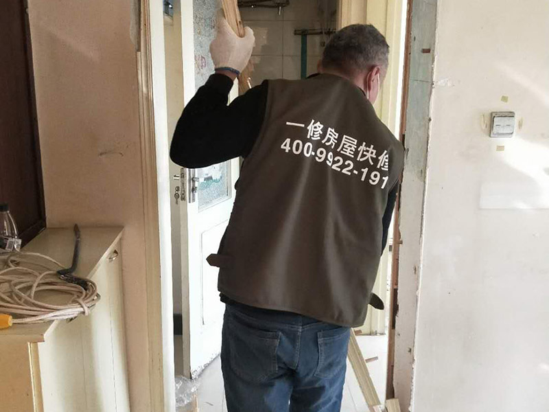 家具拆除整理：1、將面板拆下來，在門鎖的內(nèi)面板有2個(gè)鎖釘取下。 2、面板拆完后，再拆鎖芯帽，即兩顆釘。 3、有的鎖芯，在門側(cè)面也有兩個(gè)螺絲釘，需要將之拆開。 4、取下鎖芯后。在門邊鎖體的檔片中部有一個(gè)螺絲，在鎖舌(方舌)之間，將此鎖芯取出，就可以將鎖芯取出了。 5、安裝新鎖芯，安裝面板，固定好相應(yīng)的螺絲就可以。