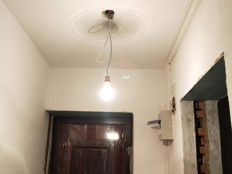 水電板材安裝：第一、房屋水電設(shè)計 首先要根據(jù)裝設(shè)計圖紙對房屋進行部分的水電設(shè)計，如對某些墻體的砸除，對某些部位的修改。 第二、管道開槽 管道開槽包括兩部分，一是水管管道開槽，二是電信線路開槽。業(yè)主最好能在施工時親自來看其施工質(zhì)量，一般開槽前必須彈好水平與垂直線，按照線進行施工，在施工時一定要看是否按照水電圖開槽的，如有改動，一定要注明。 第三、水管道安裝 水管用材一般是PPR管、鋁塑管，其中尤以PPR管居多，在這一塊，主要是注意水龍頭的放置，這一塊戶主一定要親自去督促和觀察，這樣才能保證滿足功能實用性。 第四、電線布線 現(xiàn)在市面上比較常見的電線有2.5—6平米以上銅芯線，在這里特別要注意的是， 要將強電與弱電，開關(guān)、空調(diào)插座與電器插座分開走線，且注意開關(guān)插座底合安裝時必須水平垂直，這樣使后面的面板安裝會更平整。這里特別要注意廚房的開關(guān)插座，因為廚房的功能性比較強，需根據(jù)使用功能來布置安裝。 第五、水管檢查 施工完畢后，水管檢查是必不可少的，這樣可以排除水路安全隱患問題。 通常使用的檢驗方式是試壓，就是先用賭頭將所有口賭死。用壓力表試水。打壓之后檢查所有管道所有接頭。 第六、防水 管道防水問題一定要注意，在管道安裝完成之后，可用水泥沙子混合封好所有潮濕區(qū)域的線槽，必要的要做半墻和滿墻。