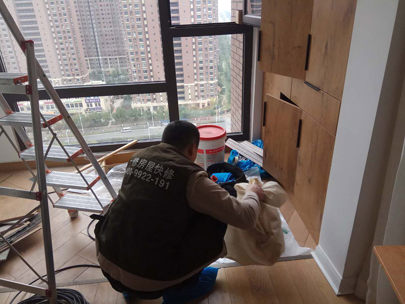 家具五金安裝：安裝時要注意家中的其它位置的保護(hù)，因為家具一般在家裝過程中是最后進(jìn)場(不裝修的話更要保護(hù)家里的物品)，重點保護(hù)的對象是：地板(尤其是實木地板)、門套、門、樓梯、墻紙、壁燈等。 主要是要確定安裝位置，以最合適家人的高度或者位置就可以，而不要光圖美觀好看。比如吊柜或者增高柜的把手一定要安裝在門的下面，地柜、寫字臺的小柜，一定要放在上面。