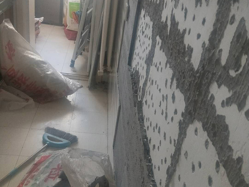 墻面拆改維修：（1）通常要鏟除舊房子的原漆面，先用水噴濕其表層，再用電刨機(jī)或泥刀鏟除其表層漆面； （2）對失修已久的舊墻面，表面已有嚴(yán)重漆面脫落，批燙層呈粉沙化的，應(yīng)鏟除漆層和整個批燙，直至見到水泥批燙或磚層； （3）而后用熟膠粉和雙飛粉調(diào)拌打底批平，接著便是涂飾乳膠漆了，面層要涂兩遍至三遍，其時間間隔以24小時為佳。 通常是對二手房墻壁面層進(jìn)行處理，然后用膩?zhàn)诱移剑蚰テ秸饣?，再刷乳膠漆。