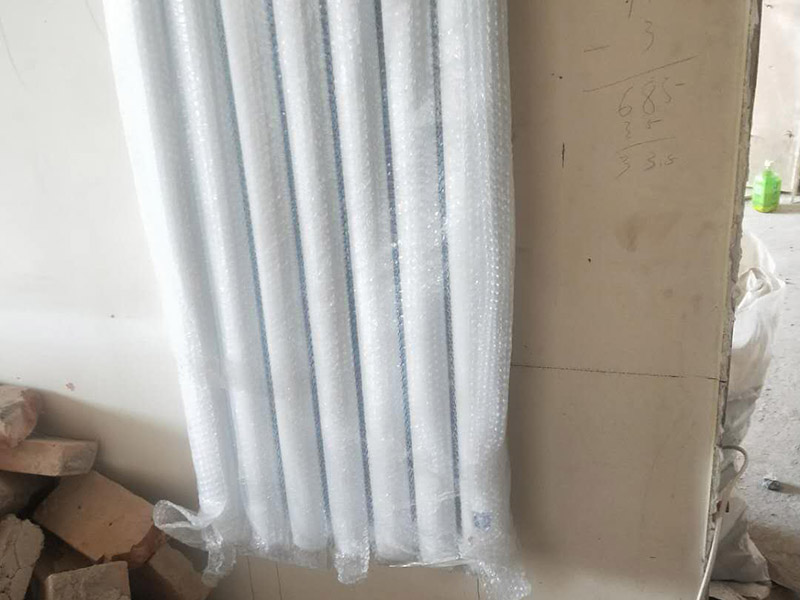 暖氣定位安裝：在墻上和地板上進(jìn)行開槽，將暴露在外的管線埋藏起來(lái)，槽的深度或?qū)挾刃鑼ｉT的暗黃人員，結(jié)合實(shí)際情況進(jìn)行處理。根據(jù)先前設(shè)計(jì)的安裝位置開采鋪設(shè)支管，鋪設(shè)完成后可根據(jù)實(shí)際需求在支管鋪設(shè)鋼槽對(duì)管道進(jìn)行保護(hù)，然后封閉系統(tǒng)進(jìn)行打壓注水。安裝分水器的時(shí)候注意保持與地面平行，結(jié)束后切記將分水器擦干。壓力測(cè)試是安裝暖氣片尤為重要的一步，測(cè)試前關(guān)閉主管連接閥門，然后開啟暖氣片進(jìn)水閥用試壓設(shè)備來(lái)測(cè)試，實(shí)驗(yàn)壓力應(yīng)為正常使用壓力的1.5倍，且不能小于整個(gè)小區(qū)的測(cè)試壓力，3-5分鐘內(nèi)沒(méi)有任何滲漏情況即可。平穩(wěn)放置暖氣片，將閥門連接件和進(jìn)出口閥門連在一起，檢測(cè)暖氣片是否平直，確保管路安裝無(wú)特殊情況發(fā)生，然后加固連接點(diǎn)的螺絲。