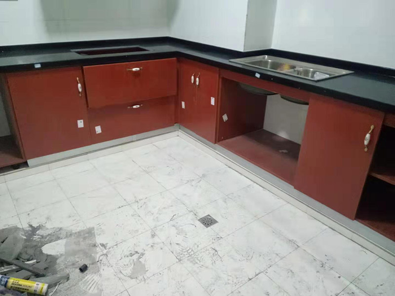 櫥柜門維修安裝：櫥柜門和櫥柜之間不是越緊密越好，安裝的時(shí)候要注意留有一定的空隙，這樣才不會(huì)影響使用，尤其是在有抽屜的情況下，抽屜的位置和推拉的角度一定要和櫥柜門結(jié)合好，一般來(lái)說(shuō)，櫥柜門和抽屜之間的距離應(yīng)該要留出17厘米左右。而且軌道的安裝也是要留好尺寸的，一般來(lái)說(shuō)上軌道和下軌道需要留出來(lái)的空隙是不一樣的，上軌道需要留出來(lái)8厘米左右，下軌道需要留出來(lái)10厘米左右。