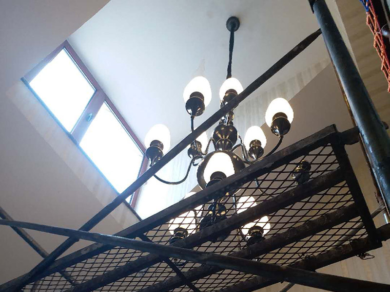 大吊燈安裝：將燈具各部分連接成一個整體，燈具螺紋的長度應(yīng)適當(dāng)，對于多余的螺紋頭應(yīng)鍍錫，注意火線與零線的區(qū)別，并將線拉直，燈頭電源線應(yīng)足夠，然后將剩余的電線切斷，取出線頭，用螺絲將燈頭安裝在接線盒上。安裝完成后，打開電源，檢測是否通電。