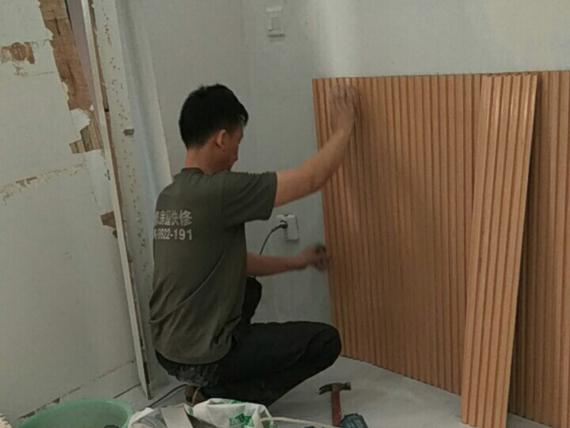 護墻板安裝：首先，就是要將挑選的護墻板，按照墻面的高度，寬度，用電鋸切割成一個一個的等高的板塊，這樣便于護墻板的安裝。護墻板切割好后，需要將護墻板先固定在墻面上，扣上卡子，用鋼槍將其固定在墻上。再將下一個板塊與上一個板塊縫隙處扣緊，依次裝上。在拐角處的地方安裝護墻板時，要注意在墻板的背面打上免釘膠，便于固定。在遇到墻面有插座的地方或者是有線帶的地方的時候，還需要在將護墻板再次的進行切割，空出插座或是電線電纜的地方，再進行安裝。