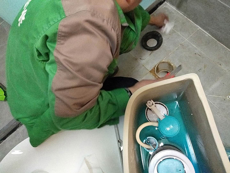 馬桶漏水檢查維修：請確保抽水馬桶的閉水閥處于關(guān)閉位置。拆除閥柱塞后,如果密封圈零件中那個出現(xiàn)故障,水就會越過閥柱塞不斷流出來,抽水馬桶就會不停的流逝,請檢查所有墊片如有損壞進(jìn)行更換。如果浮球閥是密封的,將它整個換掉。取出水箱中的舊裝置,將水箱內(nèi)外所有連接處的墊片拆下并保管好,新閥件中可能帶有新墊片,但你應(yīng)當(dāng)將舊零件保留到安裝新裝置時,以免新裝置在安裝過程中受損。