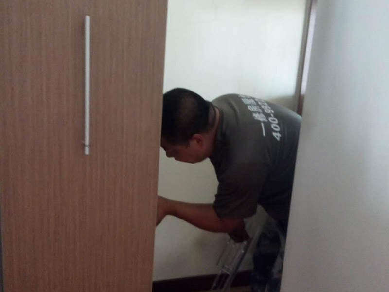 臥室衣柜安裝：我們在安裝前，需要準確的了解各部位板材的尺寸，明確知道這是哪個部位，那是哪個部位。這樣才不會弄混。對照安裝說明書中的步驟，來逐步進行，不可跨步跳步省步，否則都會直接影響到衣柜的安裝效果。并且它的零配件一定要檢查齊全，切勿丟失，否則會容易影響到衣柜的穩(wěn)固性。