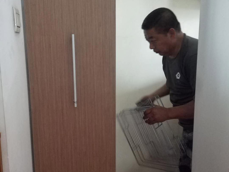 臥室衣柜安裝：我們在安裝前，需要準確的了解各部位板材的尺寸，明確知道這是哪個部位，那是哪個部位。這樣才不會弄混。對照安裝說明書中的步驟，來逐步進行，不可跨步跳步省步，否則都會直接影響到衣柜的安裝效果。并且它的零配件一定要檢查齊全，切勿丟失，否則會容易影響到衣柜的穩(wěn)固性。
