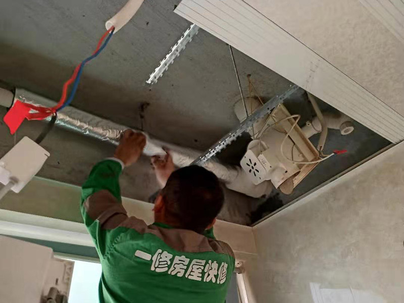 衛(wèi)生間下水管隔音：將外露下水管外表的雜物或懸掛物清理干凈。用力將裁剪好的珍珠棉或氣泡膜纏繞在下水管上。纏繞時稍微用力一些，這樣可使隔音效果更佳并外觀更加平整。將膠帶粘貼在珍珠棉或氣泡膜的搭接處。為了更加牢靠，可使用膠帶將珍珠棉或氣泡膜纏繞一圈。根據(jù)所準(zhǔn)備的珍珠棉或氣泡膜厚度和數(shù)量決定纏繞下水管一層還是多層。如果珍珠棉或氣泡膜較薄建議包裹兩層以上，這樣可以更好的起到隔音效果。