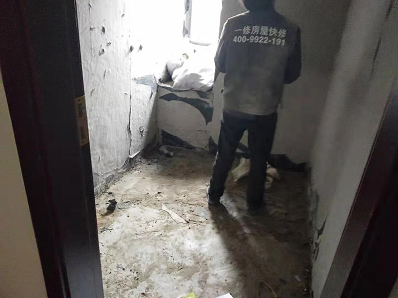 廚房拆除施工：墻面上應(yīng)該還有些其他東西，比如掛毛巾的架子，放廚具的架子等等。先把這些物品都小心翼翼的拆下來，還原一面光潔的墻面，才好進(jìn)行拆卸工作。先用垂子敲最下面的那塊磚，把瓷磚敲松動。送動后，再用戴了手套的手把瓷磚拿下來，小心碎了瓷磚不要劃到手了。墻面內(nèi)有些地方會走一些管道，有煤氣管道，有電線管道，水管，網(wǎng)線等等。要注意這些管道，不要把墻里面的管道破壞了，不然拆了瓷磚又惹了新的問題要處理。拆卸下來的瓷磚堆積在地上很不方便繼續(xù)工作，這個時候上面提到的推車就派上用場了。用推車把瓷磚運(yùn)走，清理干凈現(xiàn)場，然后繼續(xù)拆卸，直到整面的墻面都拆卸完整。