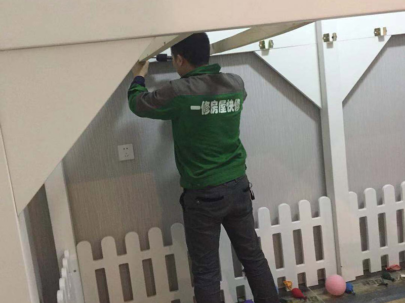 兒童床安裝：先組裝床的支架。螺絲與木板垂直，不要弄偏了。這樣才好使力氣。剛開始的時(shí)候不要擰太緊，過后組裝好后，再加固擰緊。床架安裝好后，就是安裝圍欄了。有一些長螺絲和短的螺絲，個(gè)人覺得短的螺絲容易上一些。一邊兩個(gè)螺絲，一共需要上四個(gè)，上完就OK 了。圍欄都安裝好后。接下來的就非常容易了。就是直接把床板鋪上去了。鋪的時(shí)候注意一下，光滑一些的向上，盡量不要讓床板之間的空隙太大，這樣睡起來不舒服。