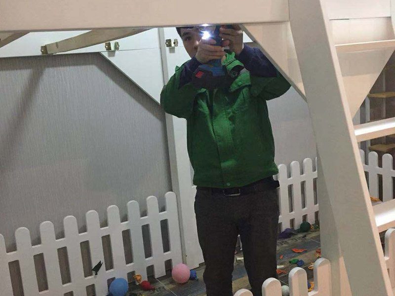 兒童床安裝：先組裝床的支架。螺絲與木板垂直，不要弄偏了。這樣才好使力氣。剛開始的時(shí)候不要擰太緊，過后組裝好后，再加固擰緊。床架安裝好后，就是安裝圍欄了。有一些長螺絲和短的螺絲，個(gè)人覺得短的螺絲容易上一些。一邊兩個(gè)螺絲，一共需要上四個(gè)，上完就OK 了。圍欄都安裝好后。接下來的就非常容易了。就是直接把床板鋪上去了。鋪的時(shí)候注意一下，光滑一些的向上，盡量不要讓床板之間的空隙太大，這樣睡起來不舒服。
