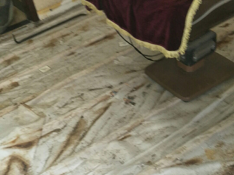 地板拆除維修：先從踢腳線(xiàn)的開(kāi)始拆，用平口啰嗦刀沿著踢腳線(xiàn)開(kāi)始劃開(kāi)。把踢腳線(xiàn)劃開(kāi)后，就能把踢腳邊取下。這個(gè)時(shí)候地板就松動(dòng)了，再順著松動(dòng)的地板移動(dòng)，讓更大面積的地板繼續(xù)松動(dòng)。只到能方便取下，再動(dòng)手取地板。拆地板的時(shí)候，不要亂拆，要順著地板的順序拆。一塊一塊的拆下，在拆的過(guò)程中若不好取，就要螺絲刀幫忙，就好拆多了。雖然舊地板還能有利于價(jià)值，所以拆的時(shí)候要盡量保存完整。但在拆地板的時(shí)候，即使再小心都會(huì)有破損的，所以要有這些心理準(zhǔn)備。待舊地板完全拆完后，把地面清掃干凈。再晾一段時(shí)間才能重新裝地板，因此潮濕的地面是不適合裝地板的，等完全干燥透了再鋪新的地板。